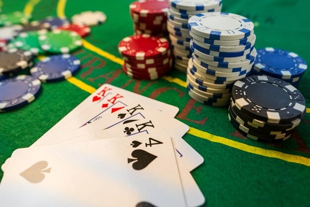 Live Texas Hold'em Bonus table on diva4d link mobile app showing two-card hole deal and dealer interface